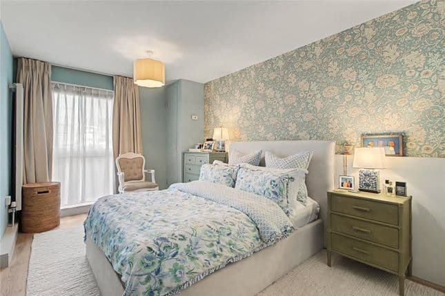 35 Theseus Walk, London, N1 8DS